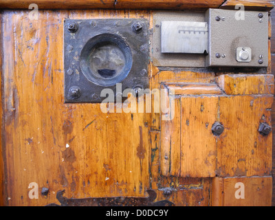 Exemples de vis du chariot porte antique charnières Serrures de portes de meubles matériel de porte Banque D'Images