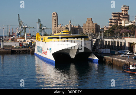Traversier haute vitesse Express Bencomo dans le port de Santa Cruz de Tenerife Banque D'Images
