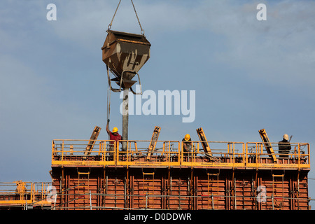 La COULÉE D'UN MUR EN BÉTON SUR UN CHANTIER DE CONSTRUCTION Banque D'Images