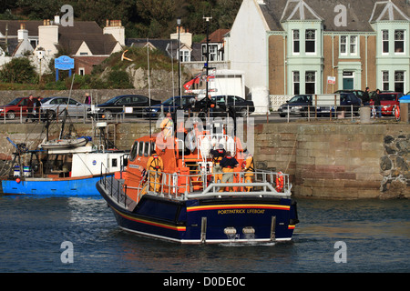 John Buchanan RNLB Barr retour à quai dans Portpatrick. Banque D'Images