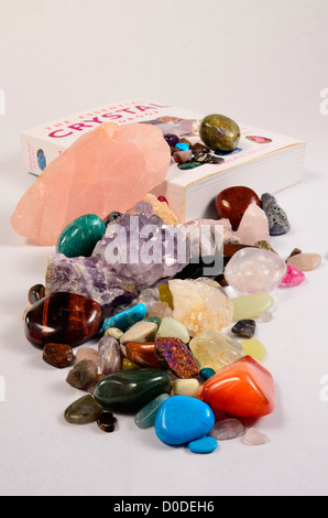 Crystal & Gemstone collection avec guide book Banque D'Images