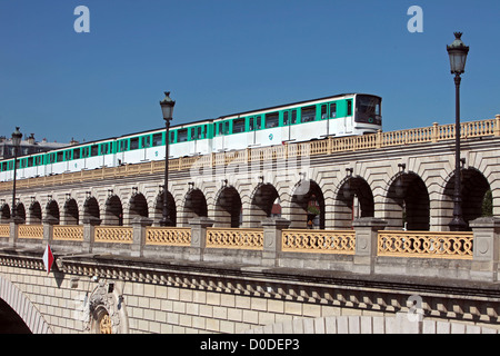 Métro DE LA LIGNE 6 SUR LE VIADUC FERROVIAIRE DU PONT DE BERCY PARIS (75) ILE-DE-FRANCE FRANCE Banque D'Images