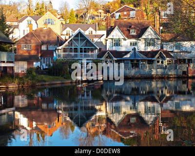 Maisons qui se reflètent sur la rivière Wey, un affluent de la Tamise, Guildford, Surrey, Angleterre, Royaume-Uni Banque D'Images