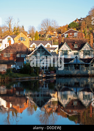 Maisons qui se reflètent sur la rivière Wey, un affluent de la Tamise, Guildford, Surrey, Angleterre, Royaume-Uni Banque D'Images