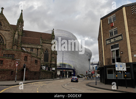 Une grande image de la centre commercial Bullring Centre à Birmingham , West Midlands, Angleterre Royaume-uni, montrant les bâtiments victoriens en premier plan Banque D'Images