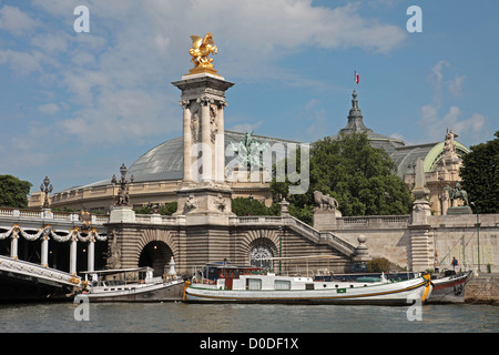 Le GRAND PALAIS DERRIÈRE PONT Pont Alexandre III MONUMENTS CONSTRUIT À FIN 19E SIÈCLE POUR L'Exposition universelle de 1900 Paris (75) FRANCE Banque D'Images