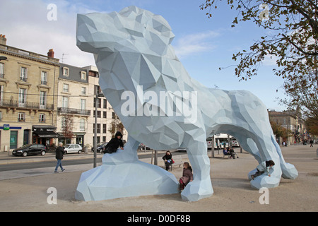 Le BLUE LION sculpture monumentale en style brutaliste Xavier Veilhan inaugurée en 2005 SUR LA PLACE STALINGRAD BORDEAUX GIRONDE Banque D'Images