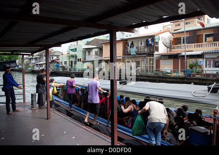 Bateaux TAXI OU BUS DE LA RIVIÈRE SUR UN CANAL LIÉ À LA Chao Phraya, LE TRANSPORT PUBLIC DANS LA VILLE DE BANGKOK EN THAÏLANDE Banque D'Images