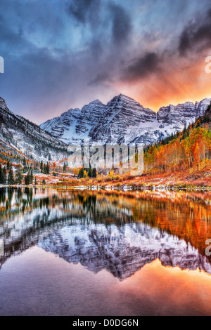 Maroon Bells, également connu sous le nom de Maroon Peak et North Maroon Peak, reflétée dans Maroon Lake, High Dynamic Range, ou image HDR. Banque D'Images
