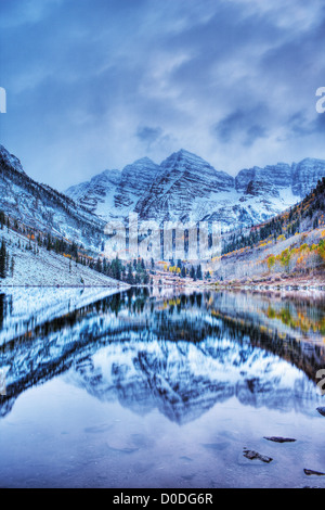 Maroon Bells, également connu sous le nom de Maroon Peak et North Maroon Peak, reflétée dans Maroon Lake, High Dynamic Range, ou image HDR. Banque D'Images