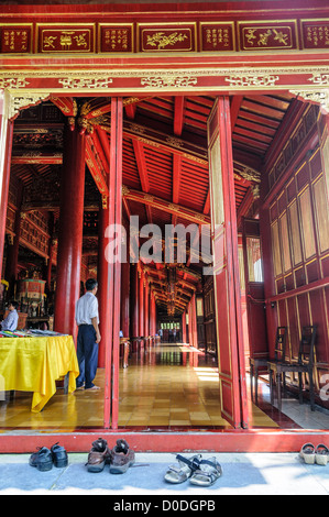 Entrée latérale du temple de Mieu Hue Vietnam // HUE, Vietnam — Une entrée latérale du temple de Mieu à la ville impériale de Hue, Vietnam. Palais clos et fortifié, le complexe comprend la Cité interdite pourpre, qui était le sanctuaire intérieur de la maison impériale, ainsi que des temples, des cours, des jardins et d'autres bâtiments. Une grande partie de la ville impériale a été endommagée ou détruite pendant la guerre du Vietnam. Il est maintenant classé au patrimoine mondial de l'UNESCO. Banque D'Images