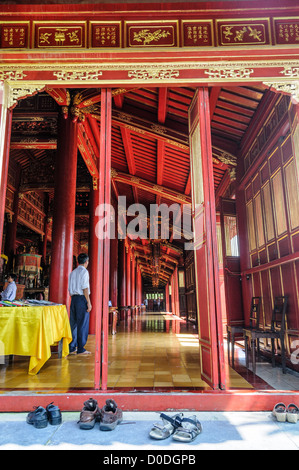 HUE, Vietnam — Une entrée latérale du temple To Mieu dans la ville impériale de Hue, Vietnam. Palais clos et fortifié, le complexe comprend la Cité interdite pourpre, qui était le sanctuaire intérieur de la maison impériale, ainsi que des temples, des cours, des jardins et d'autres bâtiments. Une grande partie de la ville impériale a été endommagée ou détruite pendant la guerre du Vietnam. Il est maintenant classé au patrimoine mondial de l'UNESCO. Banque D'Images