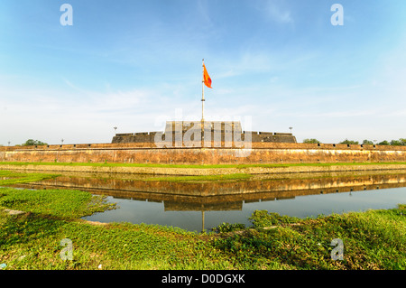 HUE, Vietnam — les douves autour de la ville impériale à Hue, Vietnam. Palais clos et fortifié, le complexe comprend la Cité interdite pourpre, qui était le sanctuaire intérieur de la maison impériale, ainsi que des temples, des cours, des jardins et d'autres bâtiments. Une grande partie de la ville impériale a été endommagée ou détruite pendant la guerre du Vietnam. Il est maintenant classé au patrimoine mondial de l'UNESCO. Banque D'Images