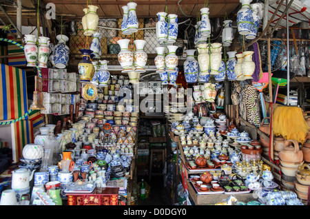 Poterie et céramique au marché de Cho Dong Ba Hue Vietnam // HUE, Vietnam — poterie et céramique à vendre dans un étal à Cho Dong Ba, le principal marché de la ville de Hue. Le marché sert de plaque tournante commerciale centrale pour l'ancienne capitale impériale, située le long de la rivière des parfums dans le centre du Vietnam. CHO Dong Ba est le principal marché de Hue depuis des décennies, offrant aux résidents locaux et aux visiteurs un accès à l'artisanat traditionnel, à la nourriture et aux articles ménagers. Le marché reflète les traditions artisanales de la région, avec la poterie et la céramique représentant d'importantes industries artisanales locales. Teinte, recog Banque D'Images