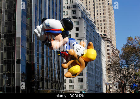 Mickey Mouse marin se déplace vers le bas Central Park West au cours de Macy's Thanksgiving Day Parade à New York, le Jeudi, Novembre 22, 2012. Banque D'Images