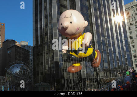 Charlie Brown balloon entre Columbus Circle au cours de Macy's Thanksgiving Day Parade à New York, le Jeudi, Novembre 22, 2012. Banque D'Images