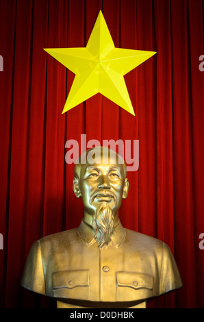 HO CHI MINH VILLE, Vietnam — Une statue dorée de Ho Chi Minh, le leader fondateur du Vietnam communiste moderne, avec l'étoile vietnamienne sur des draps rouges profonds exposée dans le Palais de la réunification à Ho Chi Minh ville (Saigon), Vietnam. Banque D'Images