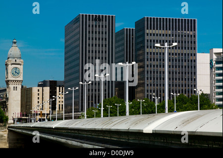 Le pont Charles de Gaulle et de la Gare de Lyon's Tower, Paris, France Banque D'Images