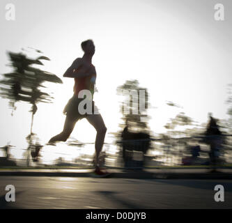 22 novembre 2012 - Dana Point, Californie, USA - BEN BRUCE mène le peloton, à l'événement 10k avec environ 3 km de l'arrivée le jeudi matin. La 35e Assemblée annuelle 2012 5k/10k Dana Point Turkey Trot a couru le jour de Thanksgiving, jeudi 22 novembre 2012 avec la participation d'environ 12 000 coureurs. L'événement a été le premier de son genre quand il a commencé il y a 35 ans et est maintenant la 6ème plus grande turkey trot dans les États-Unis. (Crédit Image : © David Bro/ZUMAPRESS.com) Banque D'Images