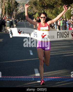 22 novembre 2012 - Dana Point, Californie, USA - Elite femme Rothstein-Bruce Stephanie franchit la ligne d'une première place dans le 10k jeudi matin----Rothstein-Bruce a remporté un chèque de 1000 dollars. La 35e Assemblée annuelle 2012 5k/10k Dana Point Turkey Trot a couru le jour de Thanksgiving, jeudi 22 novembre 2012 avec la participation d'environ 12 000 coureurs. L'événement a été le premier de son genre quand il a commencé il y a 35 ans et est maintenant la 6ème plus grande turkey trot dans les États-Unis. (Crédit Image : © David Bro/ZUMAPRESS.com) Banque D'Images