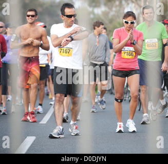 22 novembre 2012 - Dana Point, Californie, USA - porteur font leur chemin vers la ligne de départ pour le 10k, jeudi matin. La 35e Assemblée annuelle 2012 5k/10k Dana Point Turkey Trot a couru le jour de Thanksgiving, jeudi 22 novembre 2012 avec la participation d'environ 12 000 coureurs. L'événement a été le premier de son genre quand il a commencé il y a 35 ans et est maintenant la 6ème plus grande turkey trot dans les États-Unis. (Crédit Image : © David Bro/ZUMAPRESS.com) Banque D'Images