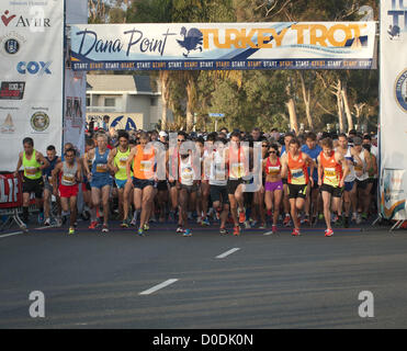 22 novembre 2012 - Dana Point, Californie, USA - hommes et femmes les coureurs d'élite de la ligne au début de l'événement de jeudi. La 35e Assemblée annuelle 2012 5k/10k Dana Point Turkey Trot a couru le jour de Thanksgiving, jeudi 22 novembre 2012 avec la participation d'environ 12 000 coureurs. L'événement a été le premier de son genre quand il a commencé il y a 35 ans et est maintenant la 6ème plus grande turkey trot dans les États-Unis. (Crédit Image : © David Bro/ZUMAPRESS.com) Banque D'Images