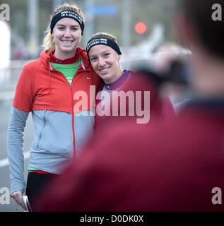 22 novembre 2012 - Dana Point, Californie, USA - Deux jeunes femmes posent pour une photo pré-exécution, jeudi matin. La 35e Assemblée annuelle 2012 5k/10k Dana Point Turkey Trot a couru le jour de Thanksgiving, jeudi 22 novembre 2012 avec la participation d'environ 12 000 coureurs. L'événement a été le premier de son genre quand il a commencé il y a 35 ans et est maintenant la 6ème plus grande turkey trot dans les États-Unis. (Crédit Image : © David Bro/ZUMAPRESS.com) Banque D'Images