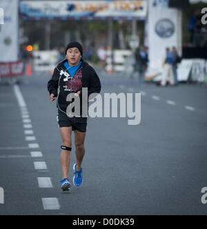 22 novembre 2012 - Dana Point, Californie, Etats-Unis - un 10k runner se réchauffe dans la chute de l'avant Jeudi Turkey Trot s'exécuter. La 35e Assemblée annuelle 2012 5k/10k Dana Point Turkey Trot a couru le jour de Thanksgiving, jeudi 22 novembre 2012 avec la participation d'environ 12 000 coureurs. L'événement a été le premier de son genre quand il a commencé il y a 35 ans et est maintenant la 6ème plus grande turkey trot dans les États-Unis. (Crédit Image : © David Bro/ZUMAPRESS.com) Banque D'Images