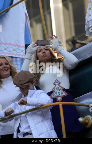 22 novembre 2012 - New York, New York, États-Unis - 86e Congrès annuel de Macy's Thanksgiving Day Parade . Â© 2012 Colbie Caillat(Image Crédit : © Bruce Cotler/Photos/ZUMAPRESS.com) Globe Banque D'Images