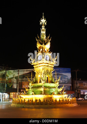 Tour de l'horloge d'or à Chiang Rai, Thaïlande, Asie Banque D'Images