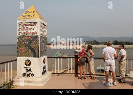 Triangle d'affichage de la plate-forme sur le Mékong, Sop Ruak, province de Chiang Rai, Thaïlande, Asie Banque D'Images