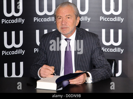 Sir Alan Sugar signe des exemplaires de sa nouvelle autobiographie ' Vous voyez ce que vous obtenez ' à Waterstones, Piccadilly. Londres 26.10.10 Banque D'Images