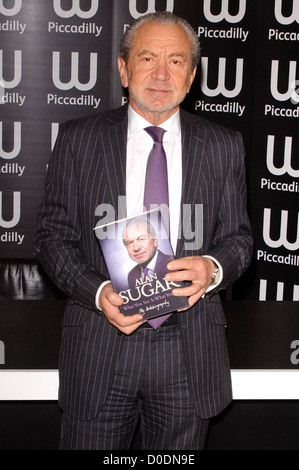 Sir Alan Sugar signe des exemplaires de sa nouvelle autobiographie ' Vous voyez ce que vous obtenez à Waterstones Piccadilly '. Londres Banque D'Images