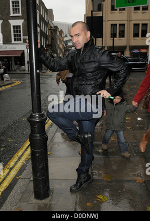 Louie Spence vivaneaux donne un pôle danse, tandis que dehors et environ à Covent Garden ! Londres, Angleterre - 26.10.10 Banque D'Images