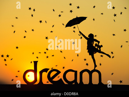 Silhouette fille avec ours et parapluie sur DREAM mot avec chute d'étoiles au coucher du soleil. Rêves d'enfant concept. Banque D'Images