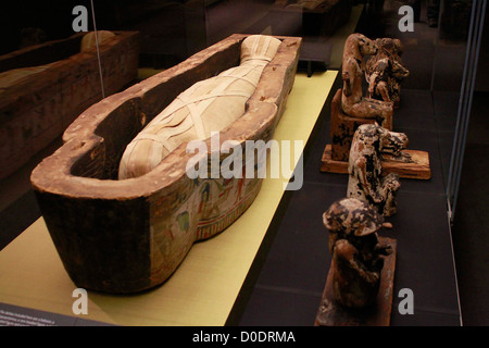 Un cercueil de l'Égypte ancienne et maman sont installés à l'avance de la British Museum's prochaine grande exposition sur le livre de la Banque D'Images