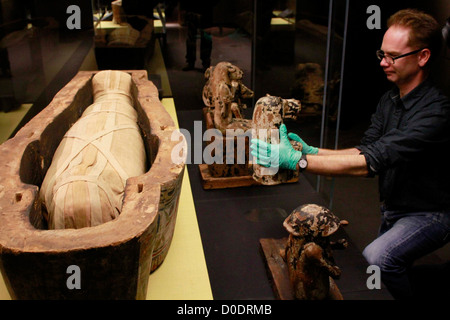 Un cercueil de l'Égypte ancienne et maman sont installés à l'avance de la British Museum's prochaine grande exposition sur le livre de la Banque D'Images