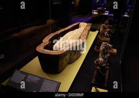 Un cercueil de l'Égypte ancienne et maman sont installés à l'avance de la British Museum's prochaine grande exposition sur le livre de la Banque D'Images