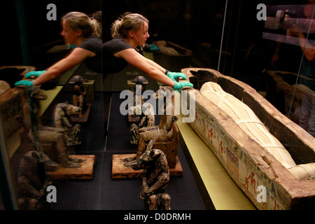 Un cercueil de l'Égypte ancienne et maman sont installés à l'avance de la British Museum's prochaine grande exposition sur le livre de la Banque D'Images