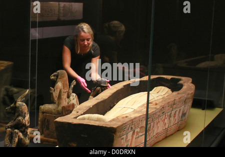 Un cercueil de l'Égypte ancienne et maman sont installés à l'avance de la British Museum's prochaine grande exposition sur le livre de la Banque D'Images