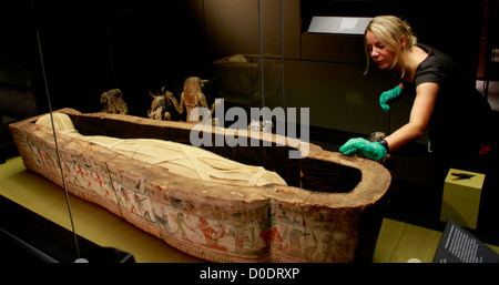 Un cercueil de l'Égypte ancienne et maman sont installés à l'avance de la British Museum's prochaine grande exposition sur le livre de la Banque D'Images