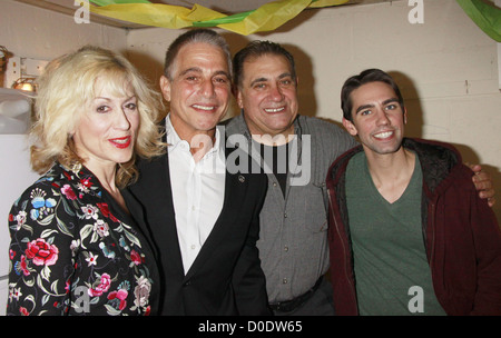 Judith Light, Tony Danza, Dan Lauria et Keith Nobbs Tony Danza retrouve Judith Light backstage à la production de Broadway Banque D'Images