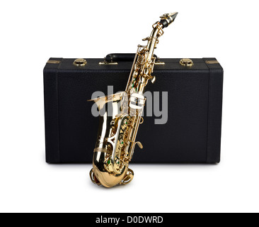 Saxophone et cas isolated on white Banque D'Images