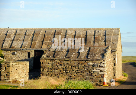 Grange en pierre avec toiture en plaques de pierre. Shetlands. Continent, Orkney, Scotland UK. Banque D'Images
