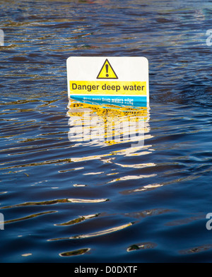 Le signe de danger pour l'eau profonde dans les inondations Banque D'Images