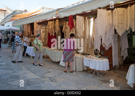 Vin Omodos et ville de la dentelle sur le versant sud de la montagnes Troodos Chypre vente de Trader articles dentelle Banque D'Images