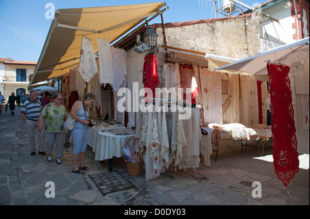 Vin Omodos et ville de la dentelle sur le versant sud de la montagnes Troodos Chypre vente de Trader articles dentelle Banque D'Images