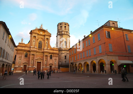 Piazza San Prospero square avec Chiesa di San Prospero et clocher de l'église de la ville de Reggio Emilia Émilie-Romagne Italie Banque D'Images