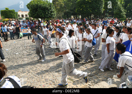 Défilé du jour de l'indépendance guatémaltèque Antigua Guatemala // dans la matinée précédant le jour de l'indépendance guatémaltèque (célébré le 15 septembre), des centaines d'écoliers d'Antigua et des villages environnants défilent dans un défilé de groupes scolaires à Antigua, certains en costumes et d'autres en uniformes scolaires. Le défilé comprend également des orchestres de marche de l'école et des cheerleaders. Le cortège commence au Parque Central et passe devant l'église jaune vif de la Merced et sur le stade municipal. Banque D'Images