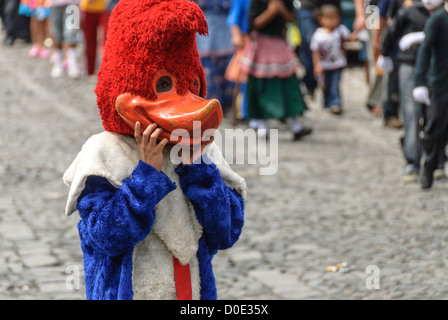 Défilé du jour de l'indépendance guatémaltèque Antigua Guatemala // ANTIGUA GUATEMALA, Guatemala — dans la matinée de la veille du jour de l'indépendance guatémaltèque (célébré le 15 septembre), des centaines d'écoliers d'Antigua et des villages environnants défilent dans un défilé de groupes scolaires à Antigua, certains en costume et d'autres en uniforme scolaire. Le défilé comprend également des orchestres de marche de l'école et des cheerleaders. Le cortège commence au Parque Central et passe devant l'église jaune vif de la Merced et sur le stade municipal. Banque D'Images